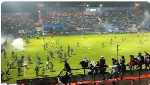 【動画あり】インドネシアのサッカー場で127人死亡…試合後の暴動で警察官が地元サポーターに催涙弾…映像がヤバすぎる