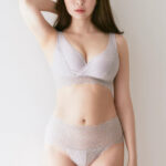小嶋陽菜さん(34)、下着モデルの画像が極上の肉付きだと話題にwwブランドの新作ランジェリーで女性憧れのムッチリボディ披露！